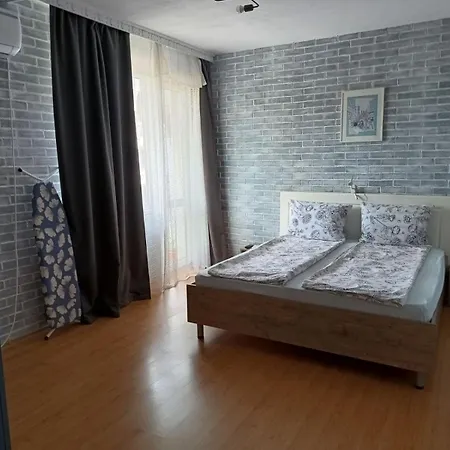 мезонет мени - две спални и две бани