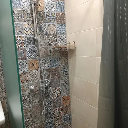 мезонет мени - две спални и две бани *